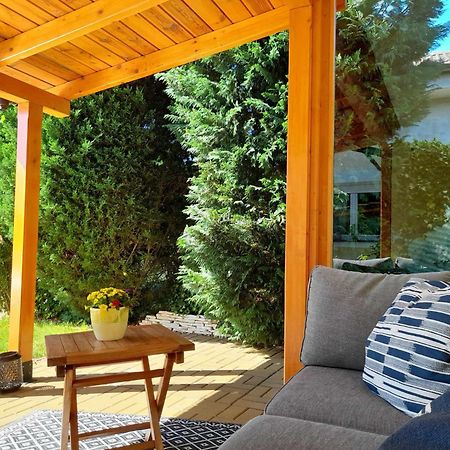 Canadian Style House With 3D Effect Pool Vinosady Exterior foto