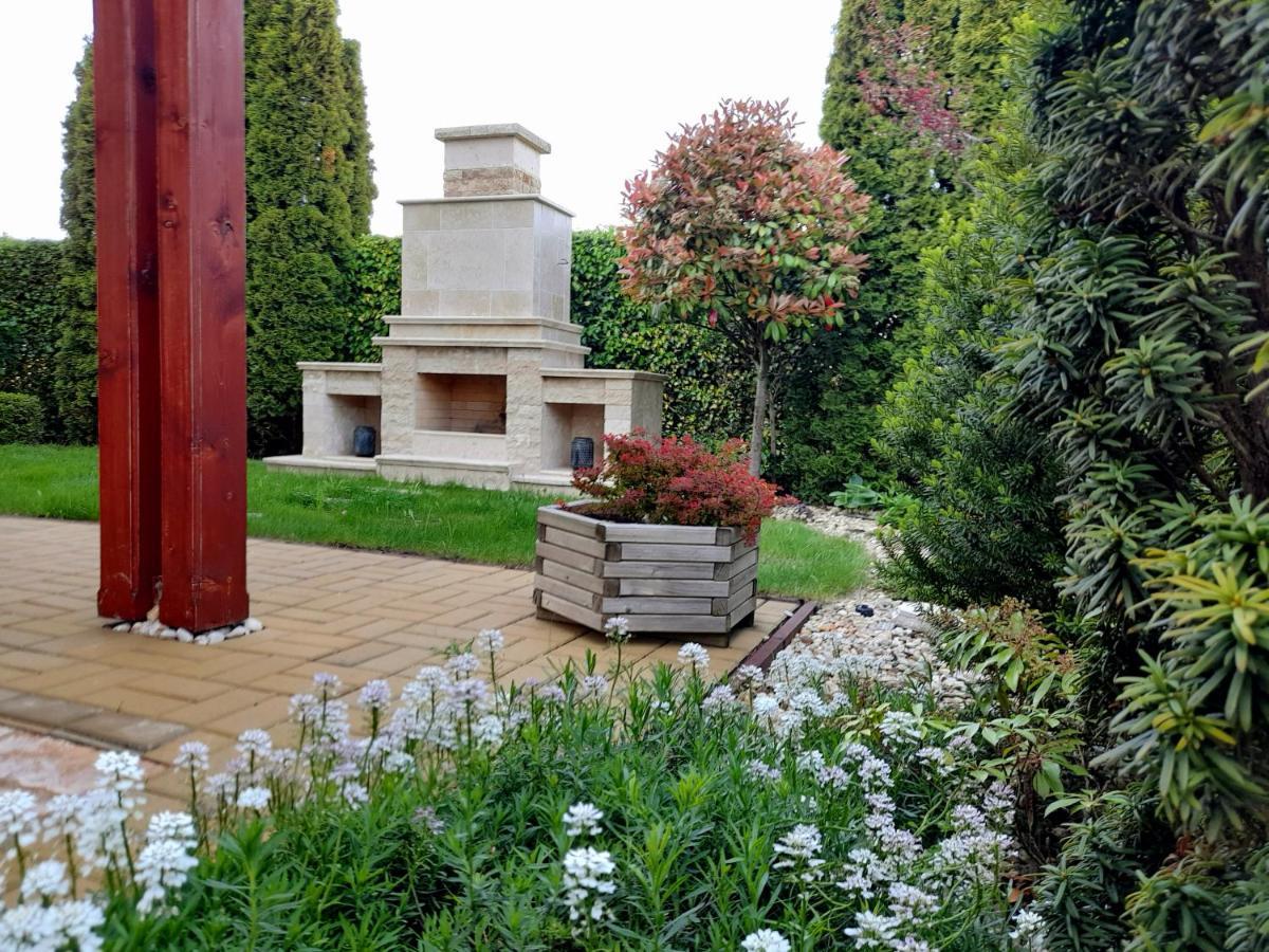 Canadian Style House With 3D Effect Pool Vinosady Exterior foto