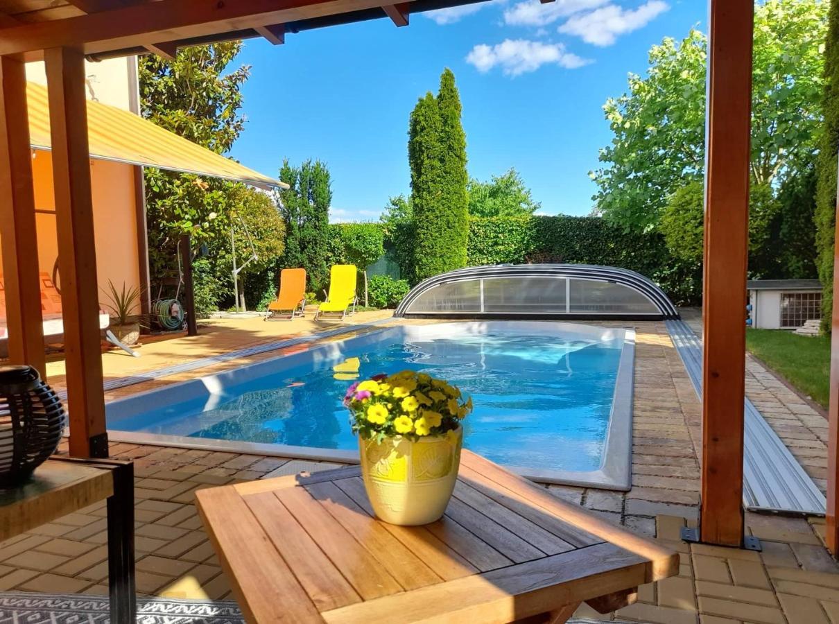 Canadian Style House With 3D Effect Pool Vinosady Exterior foto