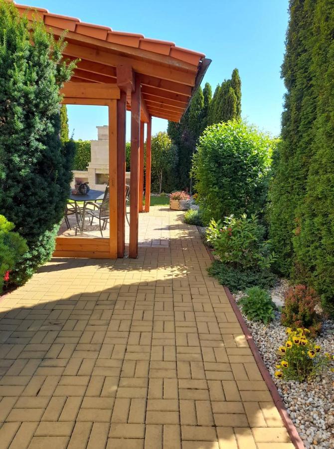 Canadian Style House With 3D Effect Pool Vinosady Exterior foto