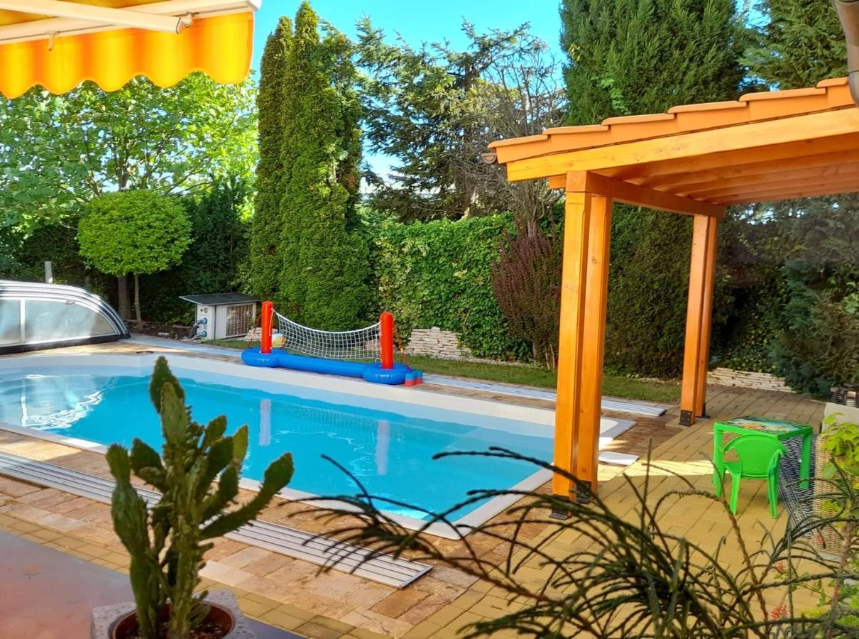 Canadian Style House With 3D Effect Pool Vinosady Exterior foto