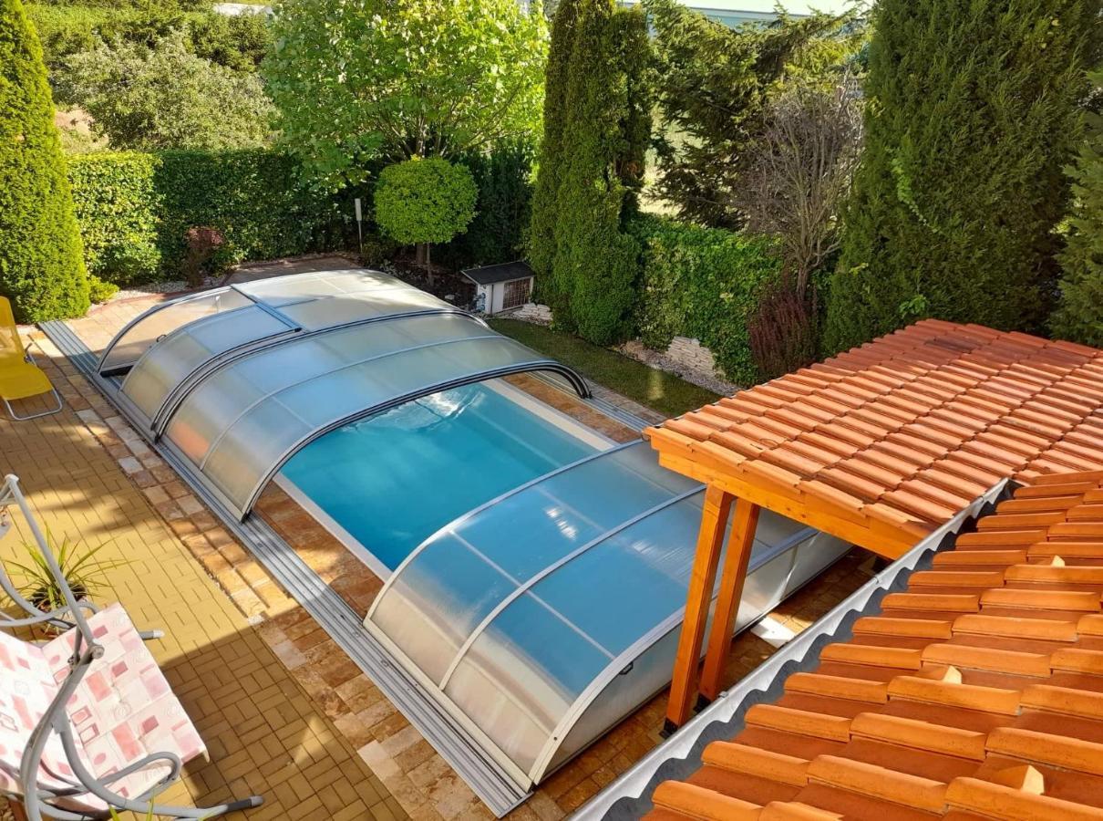 Canadian Style House With 3D Effect Pool Vinosady Exterior foto