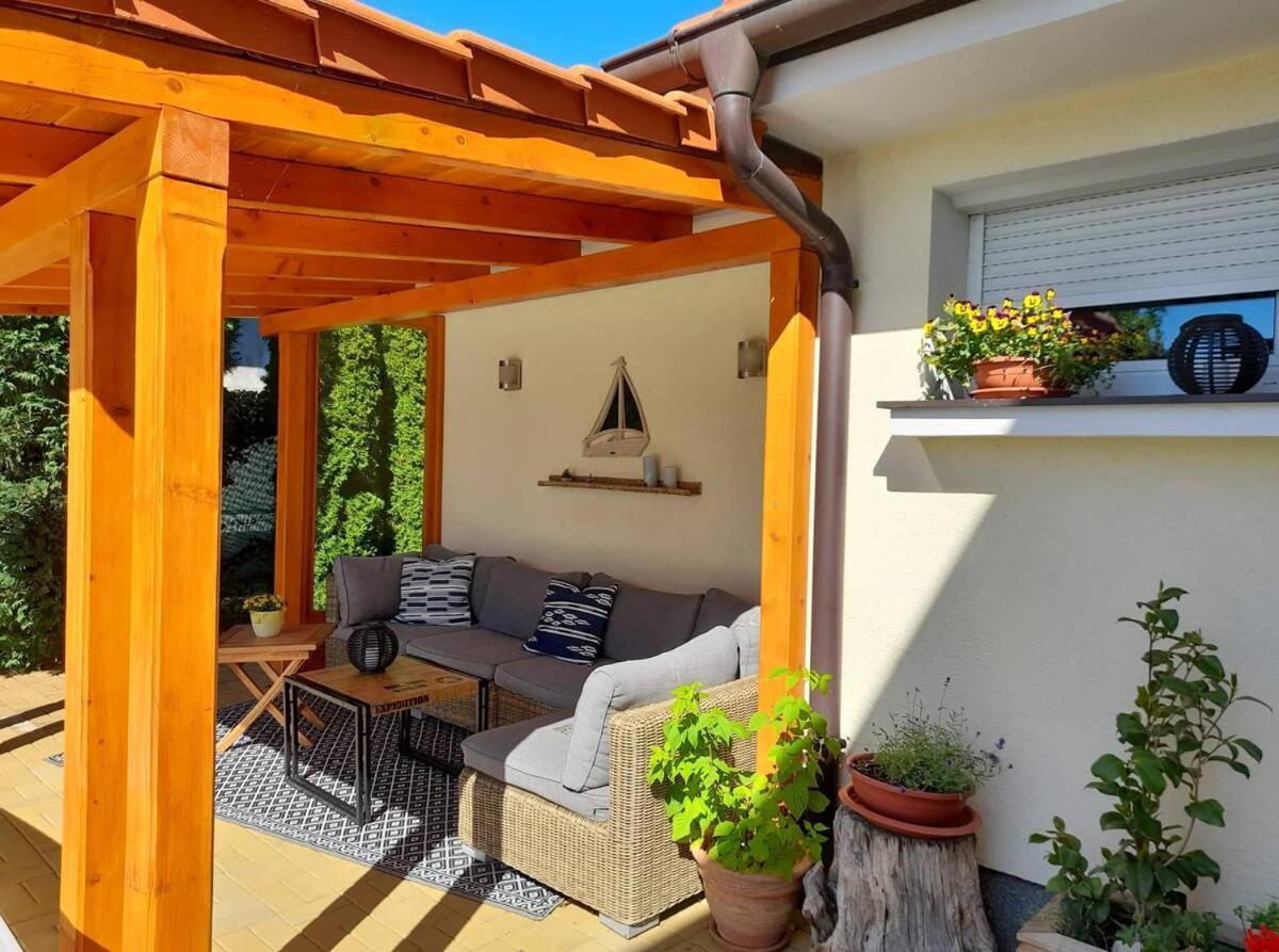 Canadian Style House With 3D Effect Pool Vinosady Exterior foto