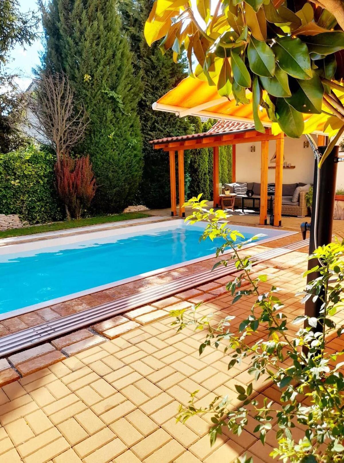 Canadian Style House With 3D Effect Pool Vinosady Exterior foto