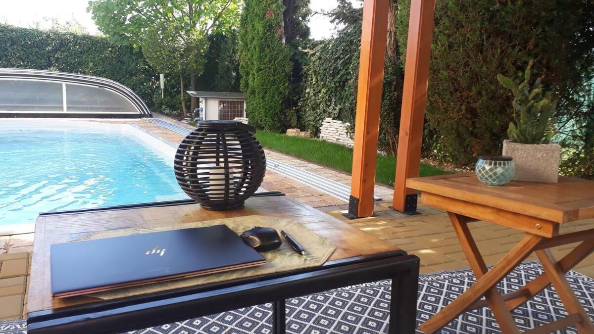 Canadian Style House With 3D Effect Pool Vinosady Exterior foto